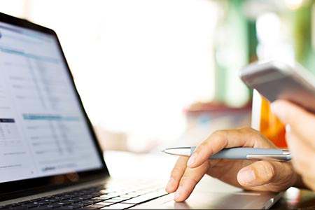 农业财经直播：田间直播带货新潮流